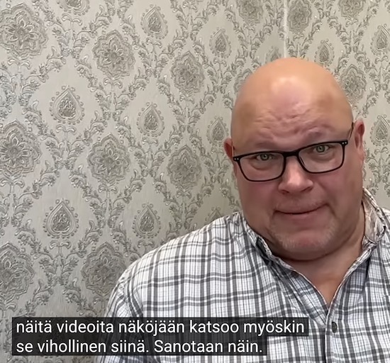 VKK_Ano_vihollinen_katsoo_videoita.jpg