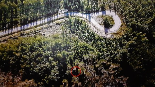 Ruumiin löytöpaikka on merkitty kuvaan punaisella ympyrällä. POLIISI