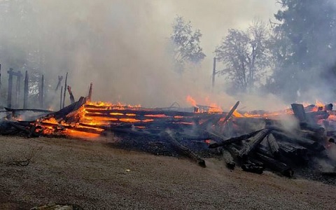 Kiihtelysvaaran kirkon puurakenteet paloivat kekäleiksi syyskuun 23. päivän aamuna. TERTTU PÖNKÄ