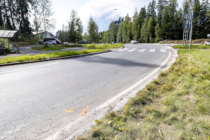 Onnettomuuspaikalla tiessä näkyi oransseja merkintöjä.jpg