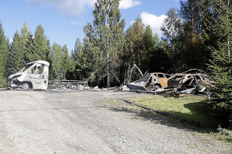 Pelastuslaitos sammutti palon, mutta autot ja autotalli olivat jo palaneet yön aikana.jpg