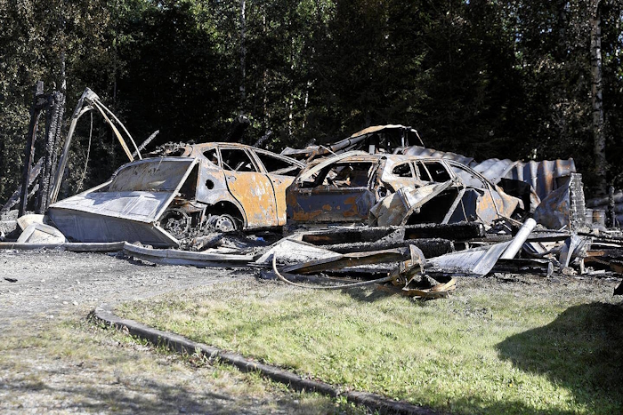 Autotalli, kaksi henkilöautoa ja matkailuauto tuhoutuivat tulipalossa täysin.jpg