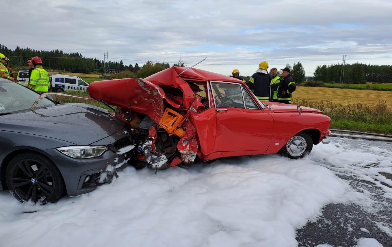 Kauhajärvi murskaantunut Ford Zephyr.jpg