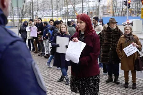 Marjaana Toiviainen osallistui viime maaliskuussa Helsingissä Pasilan poliisitalon ulkopuolella mielenosoitukseen afganistanilaisten turvapaikanhakijoiden pikapalautusta vastaan. (KUVA: KIMMO RÄISÄNEN)