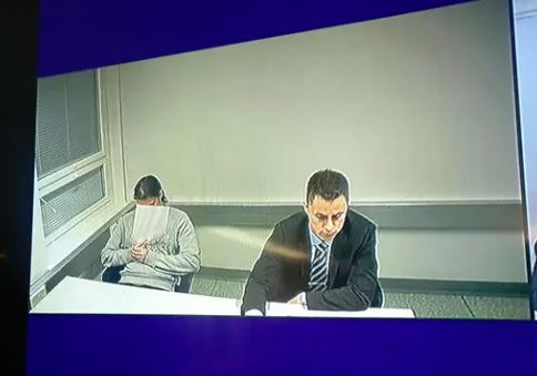 Kaikki neljä epäiltyä nuorta miestä on vangittu. Käräjäoikeus vangitsi yhden epäillyn tänään. Kuvassa myös asianajaja Markus Pöhö. (KUVA: Mirja Rintala)