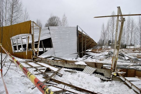 Ratsastusmaneesin romahduksessa helmikuussa 2013 kuoli 10-vuotias tyttö. KALEVI TIITINEN