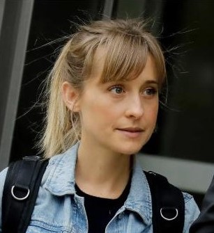 Allison Mack. Nxivm-kultin värvääjä.jpg