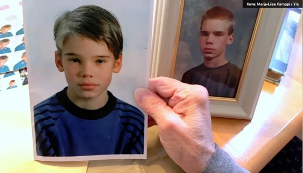 Jari Pesosen koulukuva Joensuusta. Taustalla toinen saman pojan kuva vanhempana. Marja-Liisa Kämppi / Yle