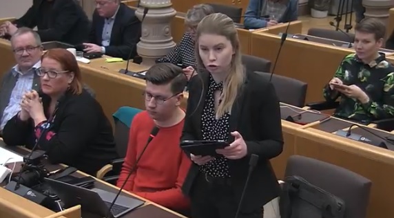 Oulun perussuomalaisten Hanna Määttä kysyi miksi turvapaikanhakijoita viedään tutustumaan pikkulapsiin. Kuvakaappaus Kalevan videolta.