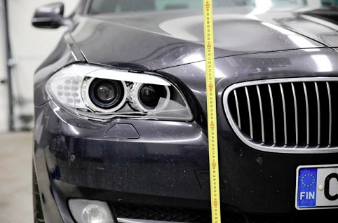 Autosta, jolla yliajo suoritettiin, oli vaurioitunut etuvalo noin 59-74 senttimetrin korkeudessa. Uhrilta löytyi esitutkintapöytäkirjan mukaan vamma oikeasta jalasta vastaavalta korkeudelta. Kuva: Hämeen poliisin esitutkintapöytäkirja
