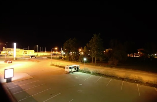 Miesjoukko odotti valkoisessa pakettiautossa lähestyvää rahankuljetusautoa 28. huhtikuuta 2011. Poliisi otti kuvan autosta tilanteen jälkeen. (KUVA: POLIISI)