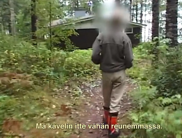 Auton parkkeeramisen jälkeen Heinot kävelivät Pesolan jäljessä polkua pitkin mökkiä kohden.