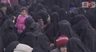 Naisia islamilaisen valtion kansallispuvuissa.jpg