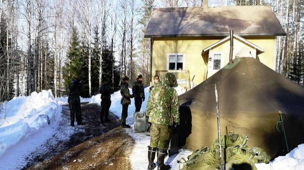 Surmapaikka sijaitsee suurten puupinojen takana metsäalueella Parkanon aseman lähettyvillä. AAMULEHTI
