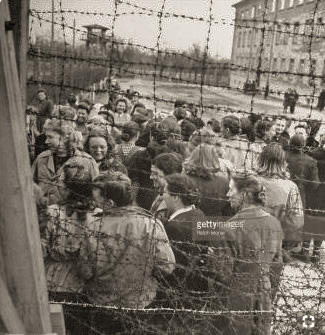 Natsinaisia internointileirillä.jpg