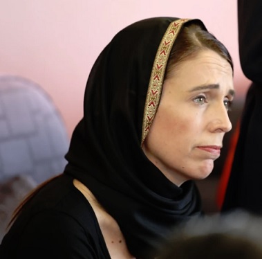 Uuden-Seelannin pääministeri Jacinda Ardern pukeutui hijab-huiviin, kun hän tapasi surevia muslimiyhteisön jäseniä Christchurchissa.SNPA / EPA
