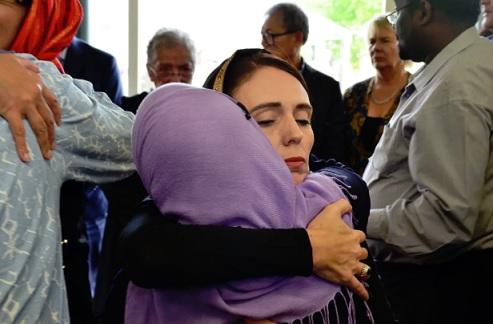 Uuden-Seelannin pääministeri Jacinda Ardern on tavannut iskun jälkeen muslimiyhteisön jäseniä Christchurchissä.Boris Jancic / EPA