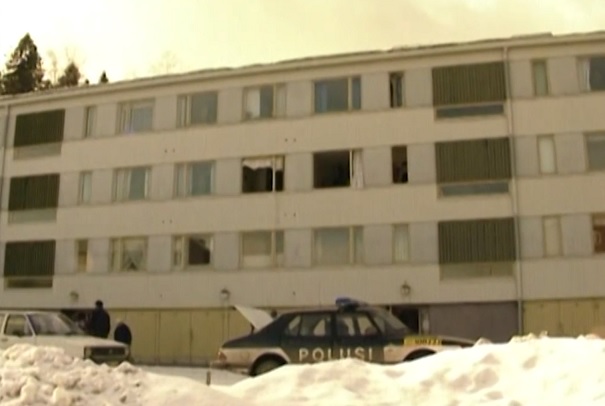 Asunnon ikkunat rikottiin, ettei Larha voisi köllötellä lämmössä. Lisäksi sähköt katkaistiin. Kuvakaappaus videolta.