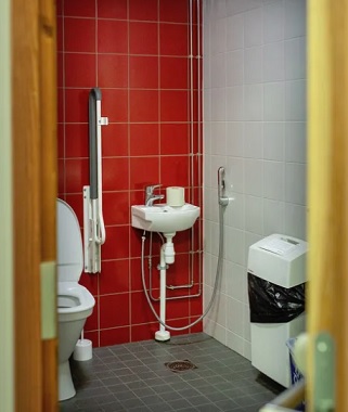 Kuvan invavessa liittyy tapaukseen. Lappeenrantalaismies on myöntänyt esitutkinnassa salakuvanneensa ammattikorkeakoulun 1. ja 3. kerroksen esteettömissä wc-tiloissa käyneitä. Kuva esaimaa.