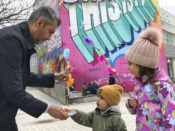 Mikael ja Melak tupsahtivat sattumalta vaalikojulle virpomaan Hussein-setäänsä.jpg