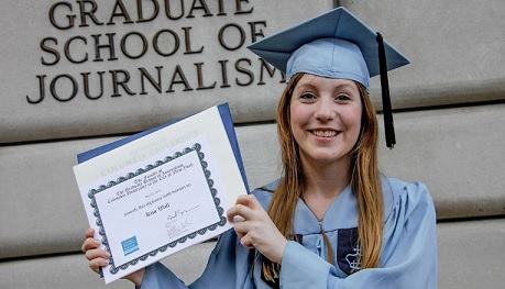 Kim Wall vastavalmistuneena Columbian yliopiston journalistiikan linjalta toukokuussa 2013.