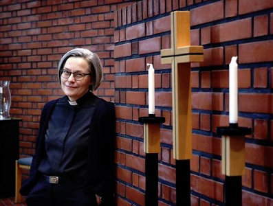 Porin Teljän seurakunnan kirkkoherra Kaisa Huhtala huomauttaa, että kristinuskoon kääntyminen tarkoittaa usein suvusta luopumista. ”Ei siihen lähdetä löyhin perustein”, hän katsoo. KARI MANKONEN/SKA
