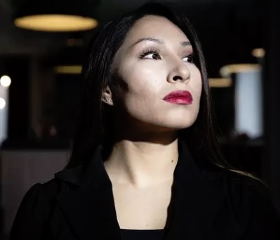 ”Kunniaväkivalta on vaiettu totuus Suomessa”, kertoo 29-vuotias afgaanitaustainen Eva Tawasoli kokemuksistaan. (KUVA: TERHI YLIMÄINEN)