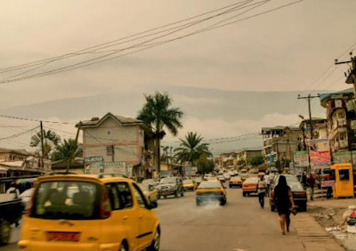 Buean startup-yhteisöä kutsutaan Silicon Mountainiksi Kamerunvuoren mukaan, joka näkyy siluettina kaupungin yllä.jpg