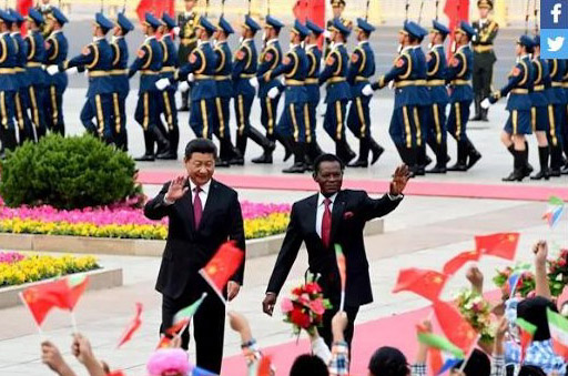 Presidentit Teodoro Obiang ja Xi Jinping Kiinassa keväällä 2015. Mailla on ollut erityisen lämpimät välit. Kiinalla on rahakkaita rakennusprojekteja Päiväntasaajan Guineassa.jpg