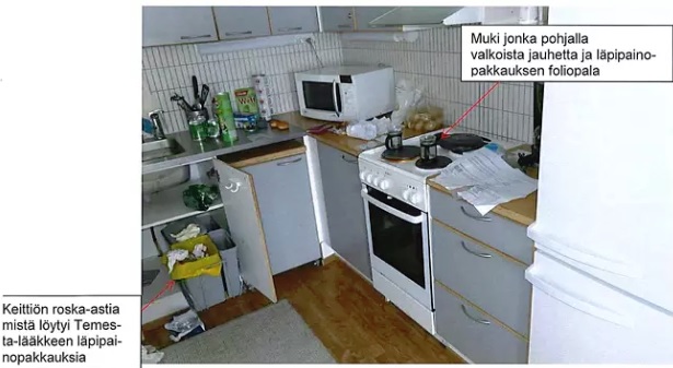 Asunnon keittiö, josta löytyi lääkeainetta sisältävä muki. Mukin vierestä työtasolta löytyi uhrin asunnon vuokrasopimuksen irtisanomisilmoitus. (KUVA: LÄNSI-UUDENMAAN POLIISILAITOS)