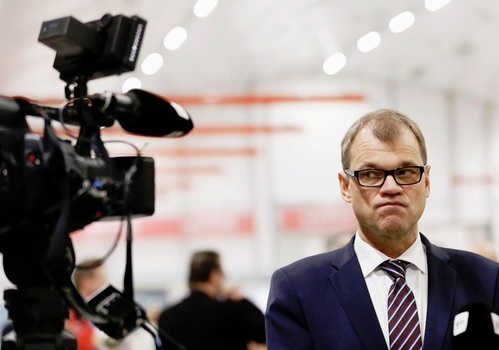 Juha Sipilä on keskustalähteiden mukaan johtanut puoluetta itsevaltaisesti ja muita kuuntelematta. "Hän tuntui halveksuvan 'pikkuasioiden' kanssa kipuilevia kansanedustajia, vaikka monet näistä pikkuasioista olivat maakuntien keskustalaisille valtavan tärkeitä."
