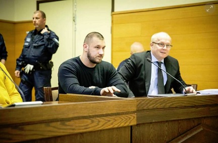 Cannonball MC Ulvilan johtajaksi epäiltyä Tino Rajaa kuultiin todistelutarkoituksessa keskiviikkona hovioikeudessa. Vieressä asianajaja Mika Ylönen.JOONAS SALLI