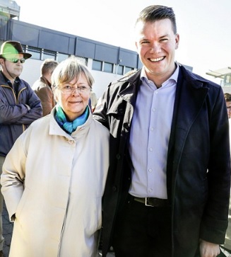 Liisa Jaakonsaari uskoo ja toivoo, että demerien nuori kyky Mikkel Näkkäläjärvi nousee Brysselin koneeseen. Kuva Pekka Aho, teksti Lapin Kansa.