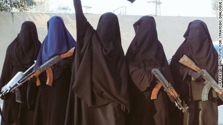 ISIS-nainen hanskat kädessä 3.jpg