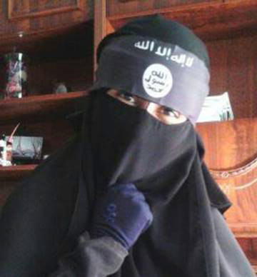 ISIS-nainen hanskat kädessä.jpg