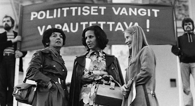Itsemurhan tehneen presidentti Salvador Allenden tytär Isabel Allende (keskellä) osallistui Chile-viikon juhlaan Helsingin Senaatintorilla syyskuussa 1974.jpg