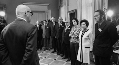 Presidentti Urho Kekkonen tapasi Chilen sotilasjuntan rikoksia tutkivan kansainvälisen komission toimijoita vuonna 1974.jpg