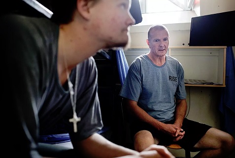 Sakkovangit Kiri Puumala (vas.) ja Petri Jokinen istuivat kahdeksan neliön yhteissellissään Helsingin vankilan osastolla 21. (KUVA: AKSELI VALMUNEN / HS)