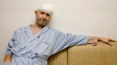 Matti Inkinen antoi haastattelun IS:lle sairaalassa lokakuussa 2008 pian aivokasvainleikkauksen jälkeen. ”Olen elossa”, hän tekstasi toimittajalle aiemmin. (KUVA: BO STRANDEN)