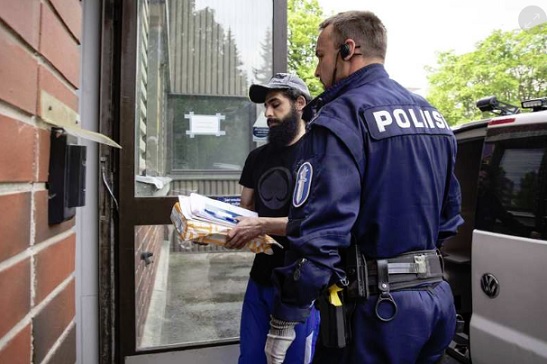 Epäilty 29-vuotias esiintyy oikeudessa avoimin kasvoin. Kuva Hanna Laasanen.