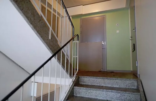 Tammikuussa kaksi miestä löytyi kuolleena kerrostaloasunnosta Valkeakoskella. (KUVA: KALLE PARKKINEN)