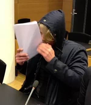 Mies yritti peitellä kasvojaan oikeudessa viime kuussa. (KUVA: NIKO RANTA)