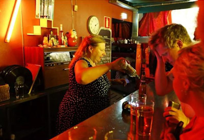 Legendaarinen Minna jatkaa tiskin takana Corona-klusterin uusissa baareissa.jpg