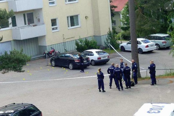 Poliisi eristi tapahtumapaikan. Keltaiset merkit osoittavat hylsyjä.LUKIJAN KUVA/ IL