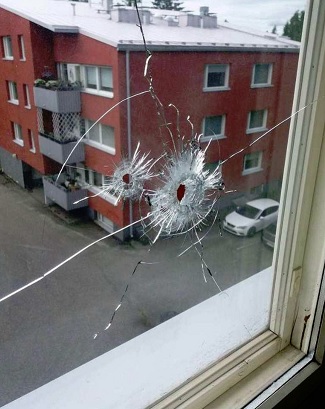 Luodit läpäisivät keravalaisen asunnon kolmikerroslasit.LUKIJAN KUVA