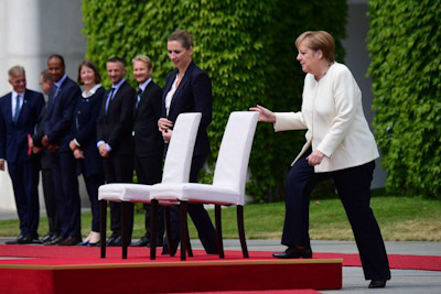 Angela Merkelille ja Tanskan pääministeri Mette Frederiksenille oli varattu tuolit kansallislaulujen kuuntelua varten.jpg
