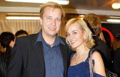 Satu Taiveaho (sd.) on esiintynyt ex-siippansa Antti Kaikkosen (kesk.) kanssa myös Seiskan sivuilla.jpg