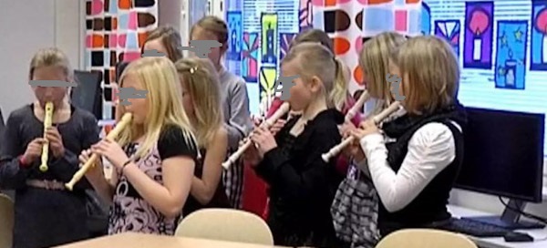 Nokkahuilun soitto ei vastannut nuoren Sillin käsitystä hauskanpidosta. Kuvan lapsilla tuskin on mitään tekemistä pioneerien kanssa.jpg