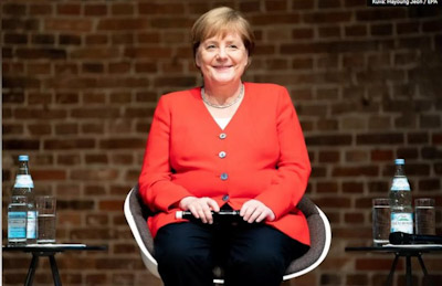 Angela Merkel kuvattiin näin rennosti hymyilevänä 12. heinäkuuta 2019.jpg