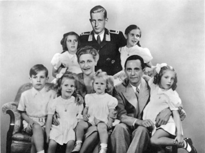 Joseph ja Magda Goebbels lastensa kanssa. Kuvassa on myös Magdan edellisestä avioliitosta syntynyt poika Harald Quandt.jpg
